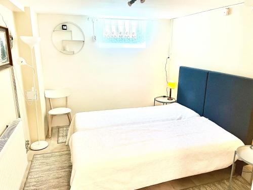 耶夫勒3 rooms with private kitchen & private bathroom 5B的一间卧室配有一张白色大床和蓝色床头板
