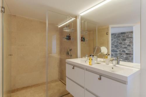 蓬他达维托亚Escarpa - The Madeira Hideaway的一间带水槽和玻璃淋浴的浴室