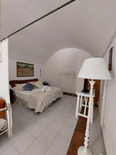 莫诺波利Sea and Tradition b&b的一间卧室配有两张床和一盏灯。