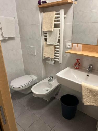 卢塔戈App Sonne Nr 17的浴室配有白色卫生间和盥洗盆。