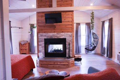 洛根Avenwood Cabins的客厅设有壁炉和平面电视
