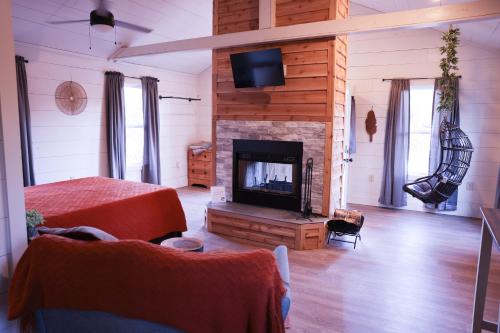 洛根Avenwood Cabins的客厅设有壁炉和电视。