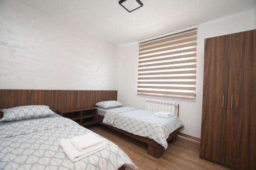 克拉多沃Zanes Apartment的一间卧室设有两张床和窗户。