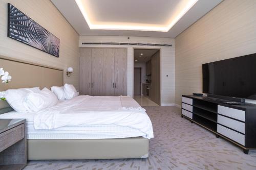 Palm Tower Palm Jumeirah Dubai客房内的一张或多张床位