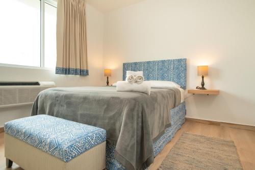 圣胡安卡萨康大多酒店的一间卧室配有一张大床和两张矮床。