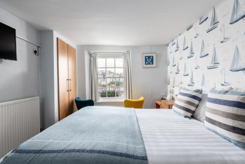 布里克瑟姆Harbour View的一间卧室设有一张大床和一个窗户。