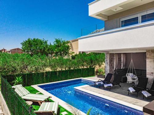 卡什泰拉Villa Olea-with pool, sea view, near Split airport的一座房子后院的游泳池