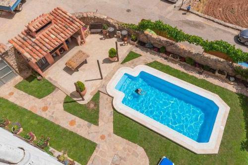 San AgustínCasa Fuster的享有庭院游泳池的顶部景色