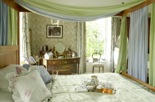 托玛斯镇巴里杜夫乡村民宿的一间卧室配有一张带桌子和一张书桌的床。