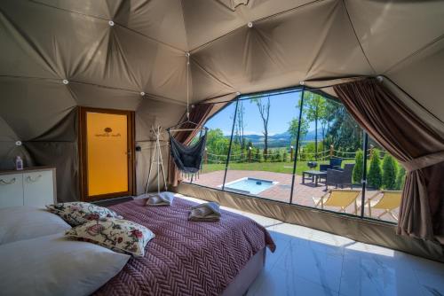 扎科帕内Peak Glamp的配有床的帐篷,享有庭院的景致