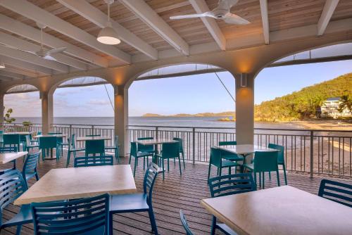 RaphuneLimetree Beach Resort by Club Wyndham的一间带桌椅的海景餐厅