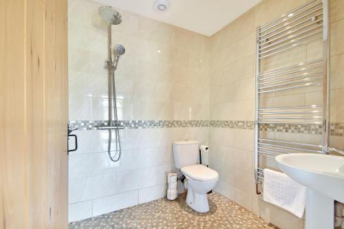 伯青顿The Piggery, Quex Park Estate的带淋浴、卫生间和盥洗盆的浴室