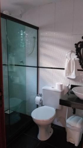 卡波布里奥卡瓦罗布兰科宾馆的一间带卫生间和玻璃淋浴间的浴室