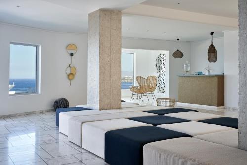 米克诺斯城古莱斯套房酒店的一间带大床的卧室,享有海景