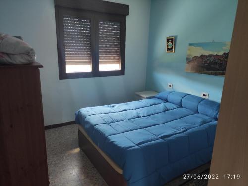 博伊罗A Casa do Lolo的窗户客房内的蓝色沙发