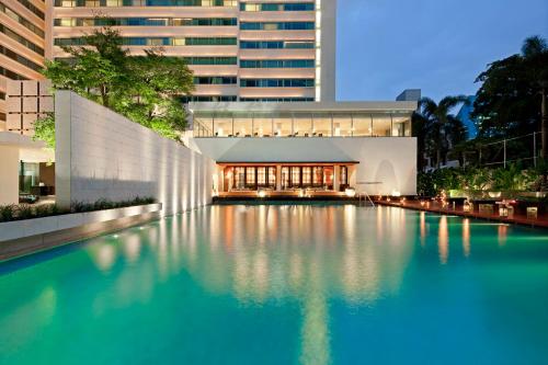 曼谷COMO曼谷大都会酒店的大楼前的大型游泳池
