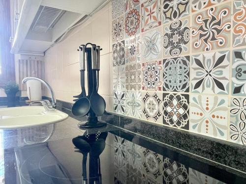 阿尔玛格鲁El MIRADOR DE LOPE的一间带水槽和瓷砖墙的浴室