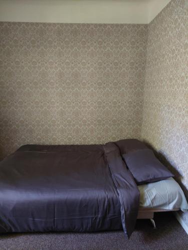 Jõevaara Veskitalu的卧室角落的一张床位