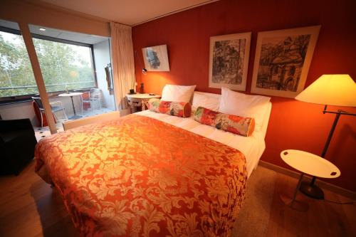 乌得勒支辛厄尔住宿加早餐旅馆的一间卧室配有一张带橙色墙壁的大床