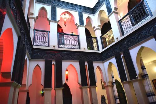 马拉喀什雷亚德拉胡斯住宿加早餐旅馆的享有带拱门的建筑内部景色