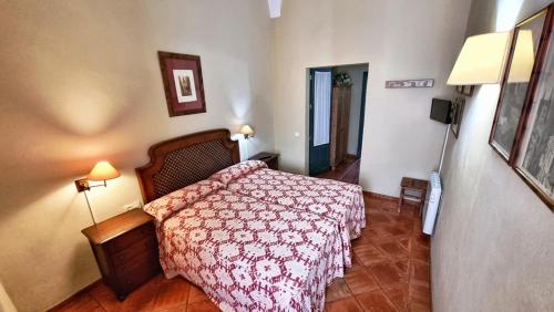 丰特埃里多斯Casa Tinoco Casa Rural Categoria Superior的一间卧室配有一张带红色毯子的床