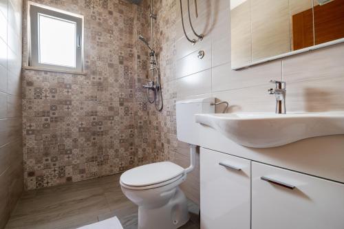 内乌姆Apartments Glorija的浴室配有白色卫生间和盥洗盆。