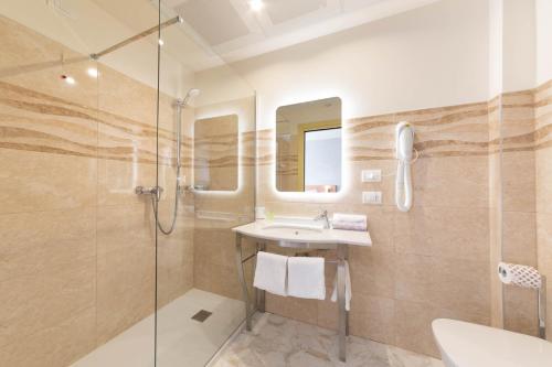泰塞拉Torre Antica Venice Airport Hotel的一间带水槽和淋浴的浴室