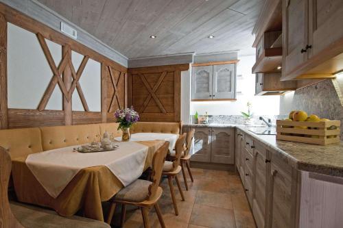 科雷多法布里农家乐的厨房配有桌子、椅子和柜台