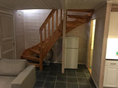 哈山Hafjell/Lillehammer Sorlia 3 bedroom Cabin的带沙发的小房间中的楼梯