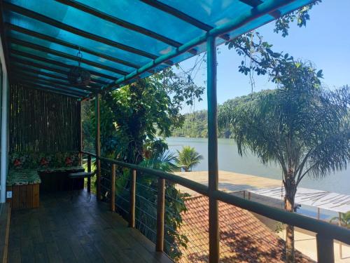 帕拉蒂Pousada Kaetê的从房子的甲板上可欣赏到水景