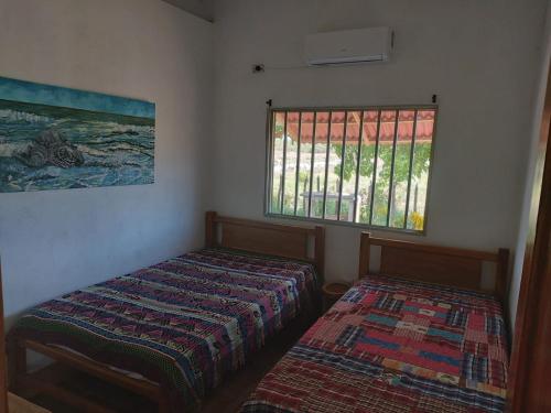 圣贝尔纳多德尔比恩托El ensueño的一间卧室设有两张床和窗户。