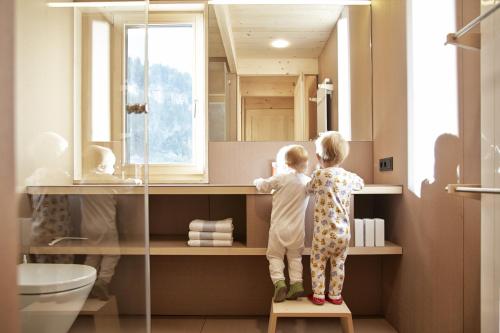 梅劳伊士棱度假屋的两个孩子站在浴室的架子上