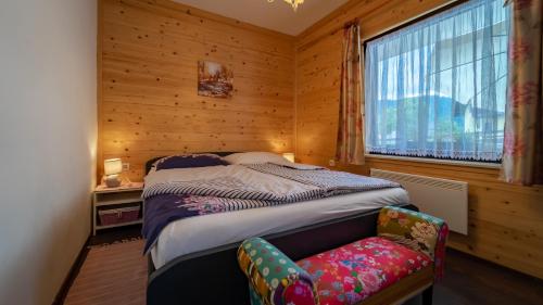 洛克维Vila Zelena oaza的卧室配有床、椅子和窗户。