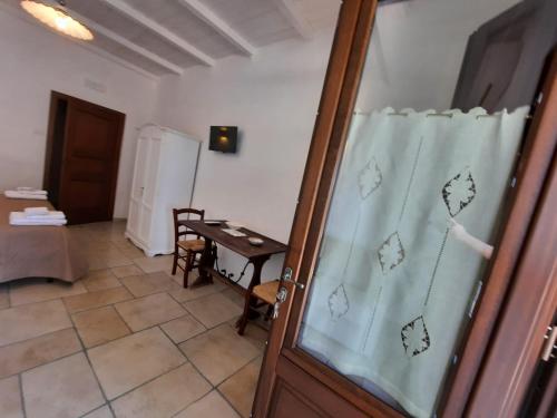奥斯图尼masseria LAMA DI GALIZIA的一间设有桌子和玻璃门的房间