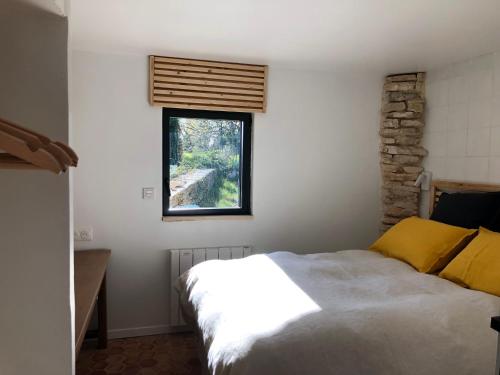 赛尼翁Logement calme avec vue sur le Luberon的一间卧室设有一张床和一个窗口