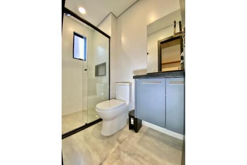 伊达贾伊APTO Studios的一间带卫生间、水槽和镜子的浴室