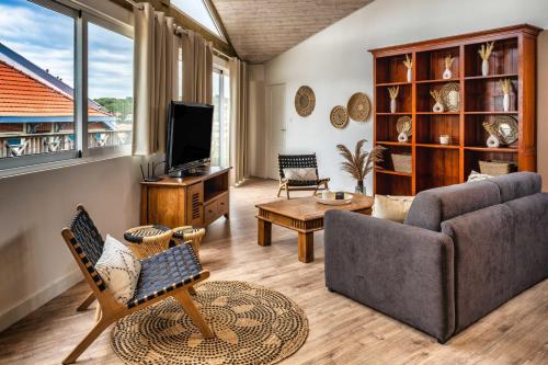 拉卡诺奥肯Mamita 3"Salty dreams apartment"spacious and bright T3 84m 35m terrace的带沙发和电视的客厅