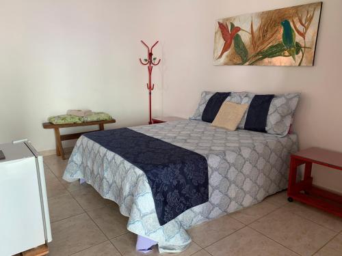 皮雷诺波利斯Estancia Maria的一间卧室配有一张带蓝色棉被的床