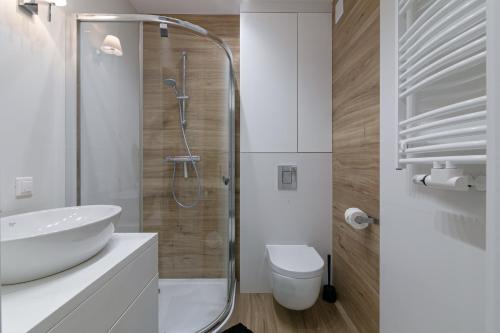 詹塔尔Apartament Muszelka Jantar TriApart的带淋浴、盥洗盆和卫生间的浴室