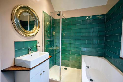 温彻斯特Boscobel Apartments Up的一间带水槽、浴缸和镜子的浴室