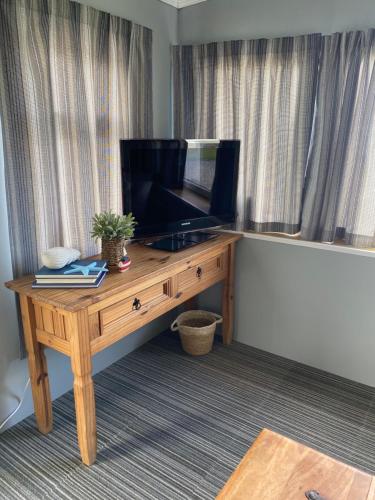 布德Ploedle Lodge的一张木桌,上面有电视