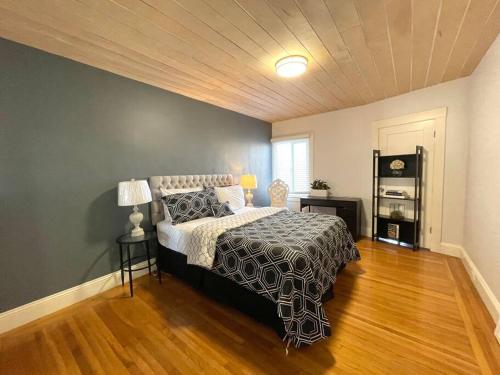旧金山Golden Gate Park Sweet Home- 3 Bedrooms的一间卧室设有一张大床,铺有木地板