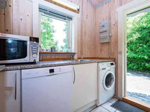 锡尔克堡6 person holiday home in Silkeborg的厨房配有微波炉、洗衣机和烘干机