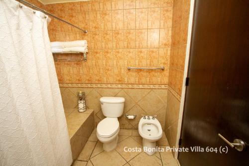 库莱布拉Costa Bonita Private Villa 604的一间带卫生间和坐浴盆的小浴室