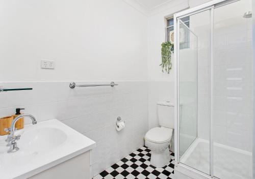 凯阿玛CVU Kiama的浴室配有卫生间、盥洗盆和淋浴。