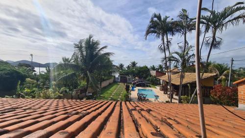 萨夸雷马Hostel Lagoa do Sol的从带游泳池的房子的屋顶上欣赏美景