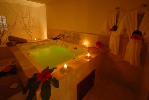 坎昆Grand Oasis Palm - All inclusive的浴室设有按摩浴缸,内配蜡烛