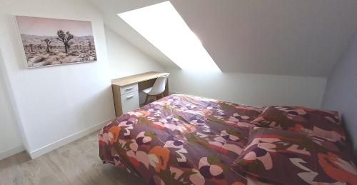 索米尔Histoire de Loire - Le Futreau的一间卧室配有一张带鲜花被子的床