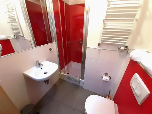 尼萨Ośrodek Wypoczynkowy Rybak的浴室配有白色卫生间和盥洗盆。