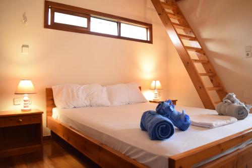 卡梅纳维洛拉Villa Kontos的一间卧室,配有一张带两个蓝色袋子的床